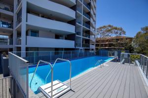 uma imagem de uma piscina em frente a um edifício de apartamentos em 'Sage' at The Crest - Spacious ground floor apartment em Forster