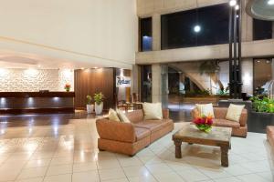 サンホセにあるラディソン ホテル サンノゼ コスタリカのソファとテーブルのあるホテルのロビー
