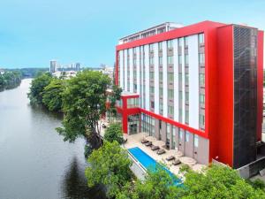 un edificio con piscina junto a un río en Radisson Hotel Guayaquil en Guayaquil