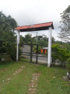 einen Pavillon mit einem Tor im Gras in der Unterkunft Tranquilidad en el campo in Falan
