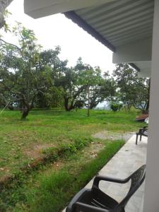 eine schwarze Bank auf einer Veranda neben einem Park in der Unterkunft Tranquilidad en el campo in Falan