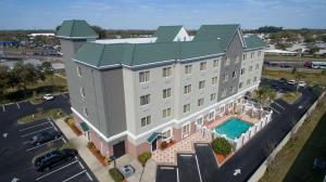 an overhead view of a building with a pool at Country Inn & Suites by Radisson, St Petersburg - Clearwater, FL in Pinellas Park