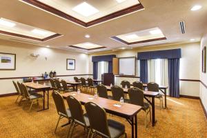 una sala de conferencias con mesas y sillas y un podio en Country Inn & Suites by Radisson, St Petersburg - Clearwater, FL, en Pinellas Park