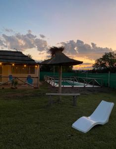 una mesa de picnic, una sombrilla y una silla en Cabaña Natali y Ariel en San Rafael