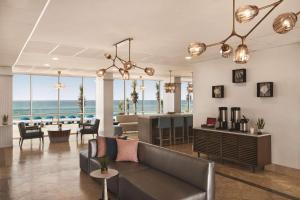 een woonkamer met een bank en een tafel bij Radisson Panama City Beach - Oceanfront in Panama City Beach