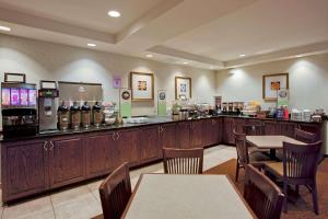 ห้องอาหารหรือที่รับประทานอาหารของ Country Inn & Suites by Radisson, Port Charlotte, FL