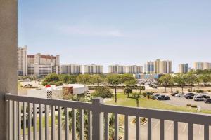un balcón con vistas a un aparcamiento en Country Inn & Suites by Radisson, Panama City Beach, FL, en Panama City Beach