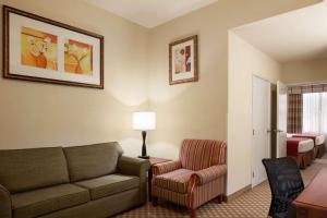 Et sittehjørne på Country Inn & Suites by Radisson, Crestview, FL