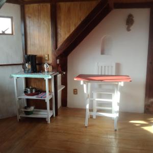 una mesa y dos taburetes en una habitación en Cabañita con cocineta y vista a la montaña, en San Pablo Etla