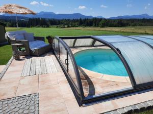 ein Pool mit einem einziehbaren Zaun um ihn herum in der Unterkunft Ferienwohnung am Wirtshof in Siegsdorf