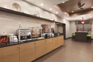 - une cuisine avec un baccalauréat teryasteryasteryasteryasteryasteryasteryasteryasteryasteryasteryasteryasteryasteryasteryasteryasteryasteryastery dans l'établissement Country Inn & Suites by Radisson, Gainesville, FL, à Gainesville