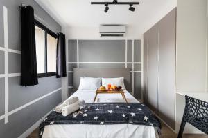małą sypialnię z łóżkiem i tacą z owocami w obiekcie MA61 - Aconchego Próximo à Estação da Luz: Seu Refúgio na Cidade w São Paulo