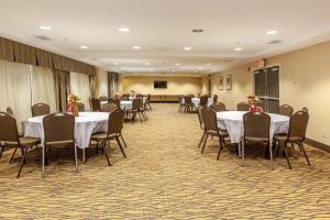una sala de conferencias con mesas y sillas y un podio en Country Inn & Suites by Radisson, Alpharetta, GA en Alpharetta
