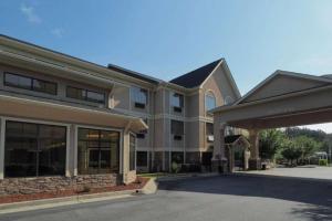 カントンにあるCountry Inn & Suites by Radisson, Canton, GAの建物前の空き駐車場
