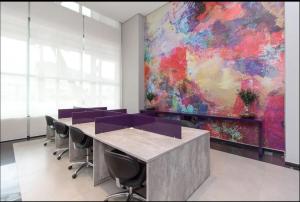 庫里奇巴的住宿－7Avenue，一间会议室,配有桌椅和绘画作品