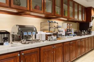 - une cuisine avec un baccalauréat teryasteryasteryasteryasteryasteryasteryasteryasteryasteryasteryasteryasteryasteryasteryasteryasteryasteryastery dans l'établissement Country Inn & Suites by Radisson, Macon North, GA, à Macon