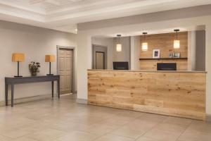 eine Lobby mit einer Rezeption in einem Gebäude in der Unterkunft Country Inn & Suites by Radisson, Conyers, GA in Conyers