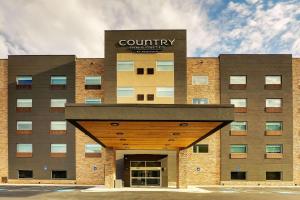 カミングにあるCountry Inn & Suites by Radisson, Cumming near NorthSide Hospital Forsythの正面に看板がある建物