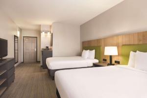 Habitación de hotel con 2 camas y TV de pantalla plana. en Country Inn & Suites by Radisson, Conyers, GA en Conyers