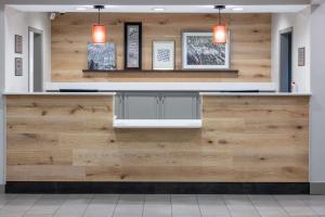 a bar in a restaurant with a wooden wall at Country Inn & Suites by Radisson, Valdosta, GA in Valdosta