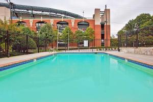 an empty swimming pool in front of a stadium at Country Inn & Suites Atlanta Downtown in Atlanta
