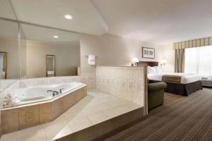 O baie la Country Inn & Suites by Radisson, Kingsland, GA