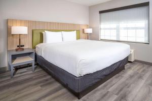 Country Inn & Suites by Radisson, Stone Mountain, GA tesisinde bir odada yatak veya yataklar