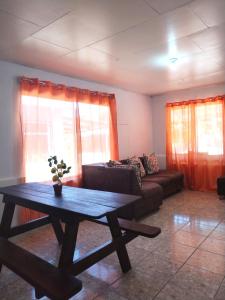 sala de estar con mesa de centro y sofá en Anluka-House # 2 en Puerto Jiménez