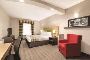 Katil atau katil-katil dalam bilik di Country Inn & Suites by Radisson, Griffin, GA