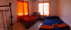 um quarto com um sofá, uma cama e uma janela em Anluka-House # 2 em Puerto Jiménez