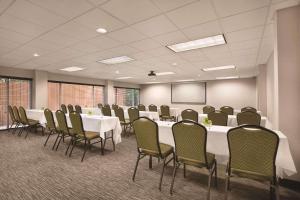 sala konferencyjna z długim stołem i krzesłami w obiekcie Country Inn & Suites by Radisson, Newnan, GA w mieście Newnan