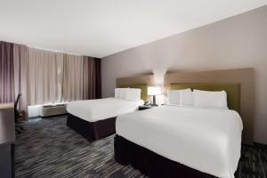 pokój hotelowy z 2 łóżkami i oknem w obiekcie Country Inn & Suites by Radisson, Augusta at I-20, GA w mieście Augusta