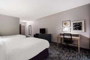 una camera d'albergo con letto e scrivania con computer di Country Inn & Suites by Radisson, Augusta at I-20, GA ad Augusta