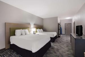 オーガスタにあるCountry Inn & Suites by Radisson, Augusta at I-20, GAのベッド2台と薄型テレビ付きのホテルの部屋