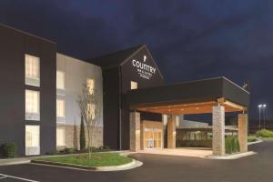 un bâtiment avec un panneau à l'avant dans l'établissement Country Inn & Suites by Radisson, Macon West, GA, à Macon