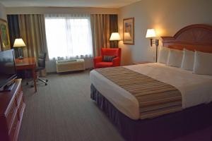 Säng eller sängar i ett rum på Country Inn & Suites by Radisson, Northwood, IA