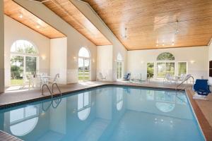 Der Swimmingpool an oder in der Nähe von Country Inn & Suites by Radisson, Mason City, IA