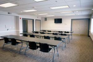 une salle de classe avec des tables et des chaises dans une salle dans l'établissement Country Inn & Suites by Radisson, Council Bluffs, IA, à Council Bluffs