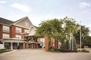 un edificio de ladrillo con una bandera delante de él en Country Inn & Suites by Radisson, Des Moines West, IA en Clive