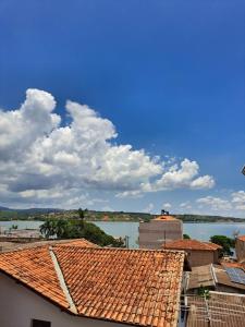 a view of the water from the roofs of buildings at Maravilhosa Casa de Hóspedes in Boa Esperança