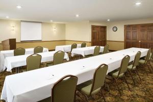 uma sala de conferências com uma grande mesa e cadeiras em Country Inn & Suites by Radisson, Grinnell, IA em Grinnell