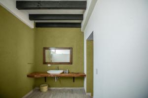 La salle de bains est pourvue d'un lavabo et d'un miroir. dans l'établissement Hacienda Gamboa, à Atlixco