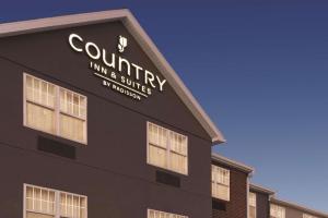 un edificio negro con un cartel en el costado en Country Inn & Suites by Radisson, Dubuque, IA, en Dubuque