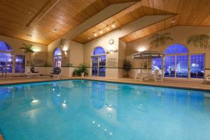 una gran piscina en un edificio con una gran piscina en Country Inn & Suites by Radisson, Cedar Falls, IA, en Cedar Falls