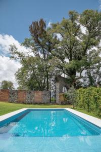 - une piscine en face d'une maison dans l'établissement Hacienda Gamboa, à Atlixco