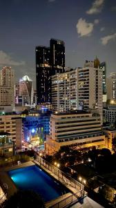 バンコクにあるSukhumvit13 Luxury suiteのプール付きの市街の夜景を望めます。