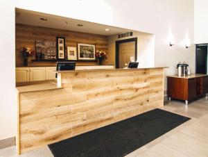 a salon with a wooden counter in a room at Country Inn & Suites by Radisson, Stockton, IL in Stockton