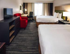 Łóżko lub łóżka w pokoju w obiekcie Country Inn & Suites by Radisson, Stockton, IL