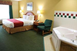 Country Inn & Suites by Radisson, Stockton, IL 객실 침대