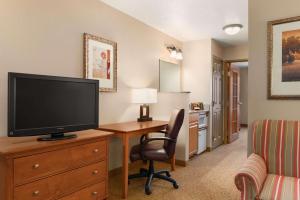 Een TV en/of entertainmentcenter bij Country Inn & Suites by Radisson, Sycamore, IL
